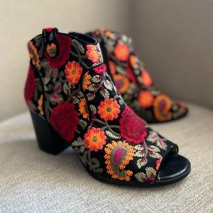 Crown Vintage Frankie Bootie Floral Embroidered Size 8.5